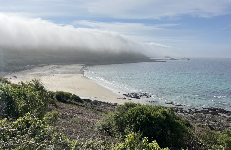 Paysage nuageux et ensoleillé en contrehaut de la baie de Morlaix pour la pêche du bar à la mouche avec Pesketa