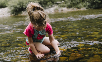 Une petite fille de maternelle apprend en découvrant le fond de la rivière