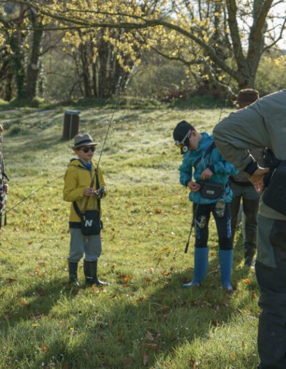 Une classe avec leur instituteur en découverte de la pêche à l'école
