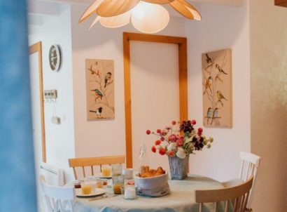 Gîte les 3 bois2 Le salon du gîte avec un petit petit déjeuner pour prendre des forces avant une journée avec un guide de pêche en Finistère