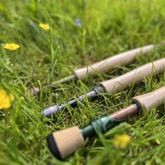 Trois talons de cannes à pêche Marryat posées dans l'herbe pour les stages initiation pêche à la mouche et des stages de perfectionnement pêche à la mouche