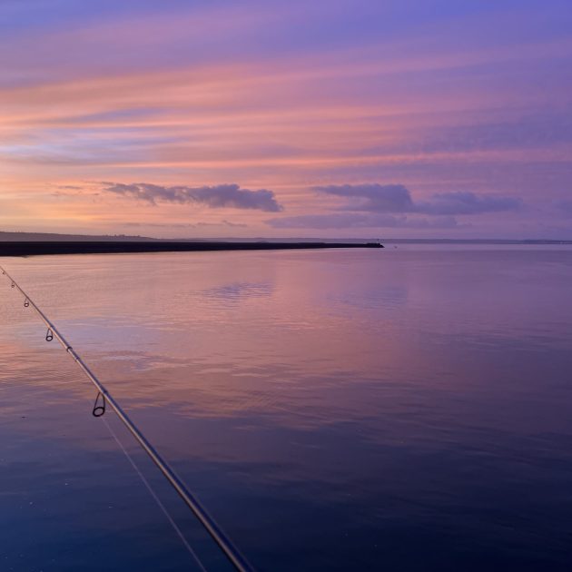 Pêche aux calamars le soir au coucher du soleil en bord de mer en Finistère