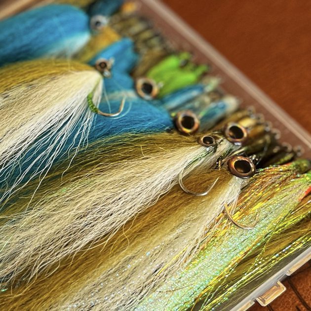 Mouches steamers utilisées dans la pêche du bar à la mouche par Pesketa et présentées dans une boîte
